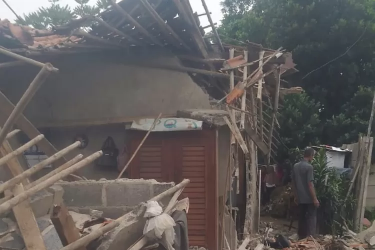 Penampakan rumah roboh di Kelurahan Cilangkap, Kecamatan Tapos, Kota Depok, Selasa (2/7).  (AGNESYA WIANDA/RADAR DEPOK)