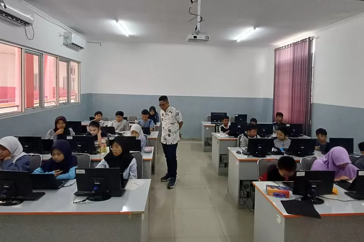 Suasana saat siswa menjalani Try Out TKA di SMP Genesis Medicare, pada Sabtu (22/11). (ANDIKA EKA/RADAR DEPOK)