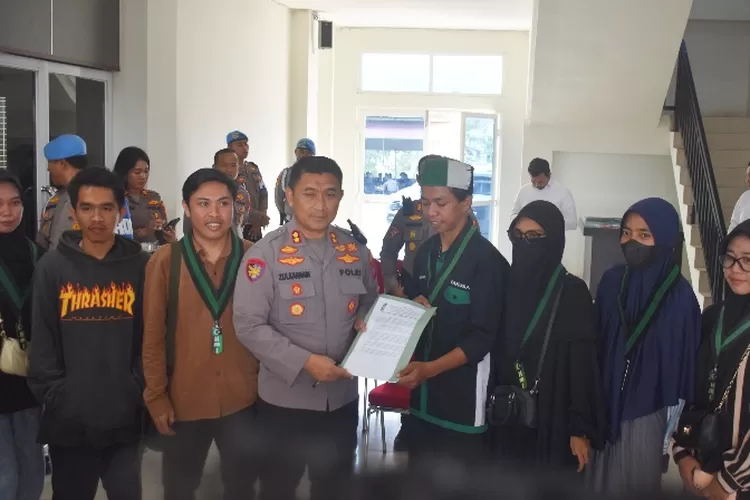 Polres Morowali bersama HMI MPO Cabang Morowali menandatangani berita acara penyampaian tuntutan aksi (Ist/Metrosulteng)