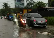 Hujan Beserta Angin Terjang Bogor, Jalan Mayor Oking Banjir