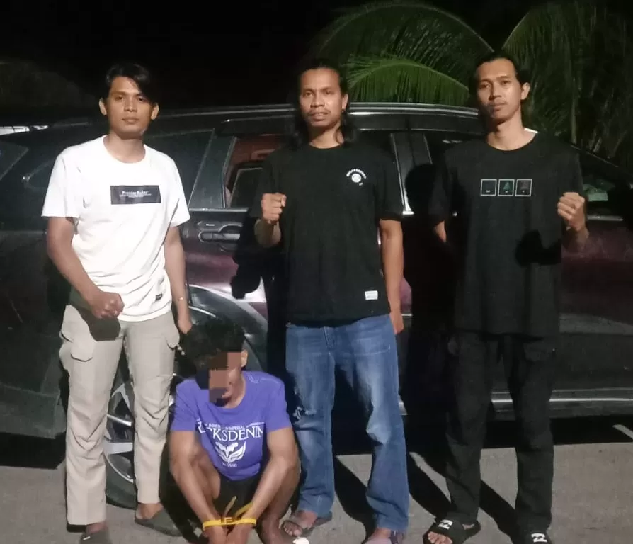 Satreskrim Polres Buton saat mengamankan Pelaku Penikaman yang melarikan diri di kota Bau-bau, Senin (21/4) malam. 