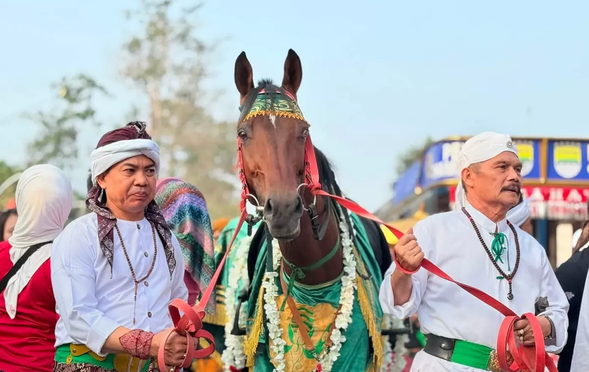Atraksi helaran Kuda Kosong memikat antusiasme ribuan warga dalam parade Karnaval Budaya Cianjur Fest 2026 di pusat kota. (FOTO: Ist)