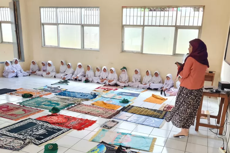 Kegiatan Salat Dhuha berjamaah yang selalu dilakukan MIN 1 Depok, yang terletak di Jalan Pulat 2, Kelurahan Baktijaya, Kecamatan Sukmajaya, Depok. (ANDIKA EKA/RADAR DEPOK)