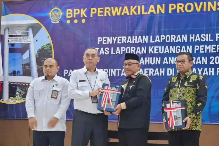 Walikota Depok Mohammad Idris menerima langsung penghargaan opini WTP, di Aula Lantai 1 Kantor BPK Perwakilan Provinsi Jabar, Senin (20/5). (ISTIMEWA)