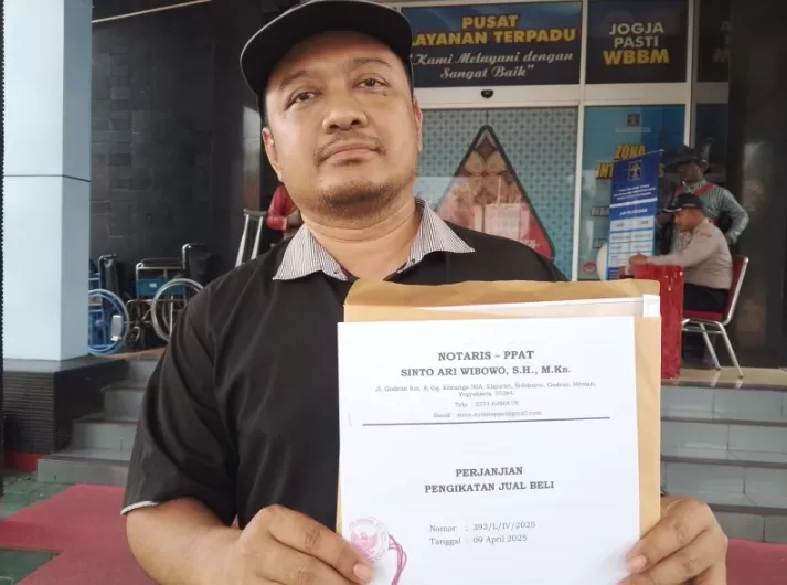 Ulu Alan Surengga saat melaporkan seorang notaris ke MPDN (ist)
