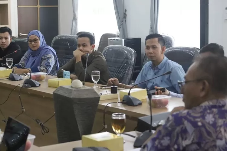 Komisi C DPRD Kota Bandung mengundang Peneliti Pusat Studi Komunikasi Lingkungan Universitas Padjadjaran Dr. Herlina Agustin, untuk membahas solusi masalah sampah, di Ruang Komisi C, Kamis, 7 November 2024 (Indra/Humpro DPRD Kota Bandung)