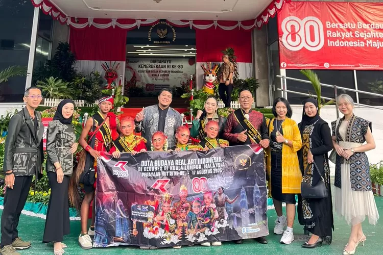 Dipimpin oleh Adhannie Anggoro, Real Art Indonesia berhasil memukau audiens lewat perpaduan tarian tradisional dan alunan lagu daerah (dok)