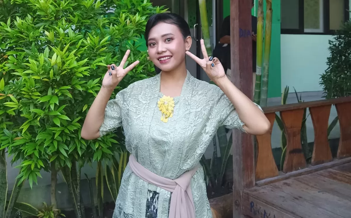 Eiffeleen Princess Edogawa Firsa, siswi SMAN 1 Jombang yang menjuarai lomba penyanyi solo di ajang FLS3N tingkat kabupaten. (SketsaNusantara.id)