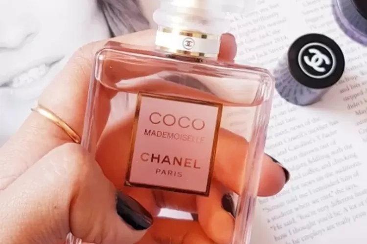 10 Rekomendasi Parfum Wanita Terbaik dengan Wangi Tahan Lama - Koran