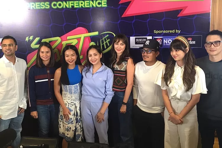 Dari Sebelah Kanan ke kiri, Rezky Aditya, Gege Elisa, Tanta Ginting, Luna Maya, Nagita Slavina, Yura Yunita, Beatrice Gumulya dan Raffi Ahmad saat konpers di Tangsel, Rabu (6/12/2023). (RRI)