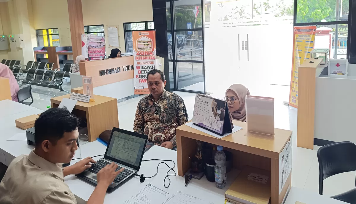 Nasabah didampingi kuasa hukum saat melakukan pelaporan ke Polres Madiun Kota.  (Pamula Yohar C/SketsaNusantara.id)