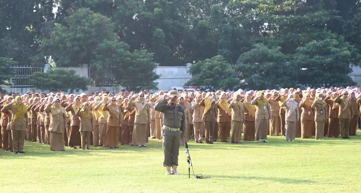 Ratusan ASN di lingkungan Pemkab Jombang sedang mengikuti apel rutin di lapangan kantor setempat. (jombangkab.go.id)