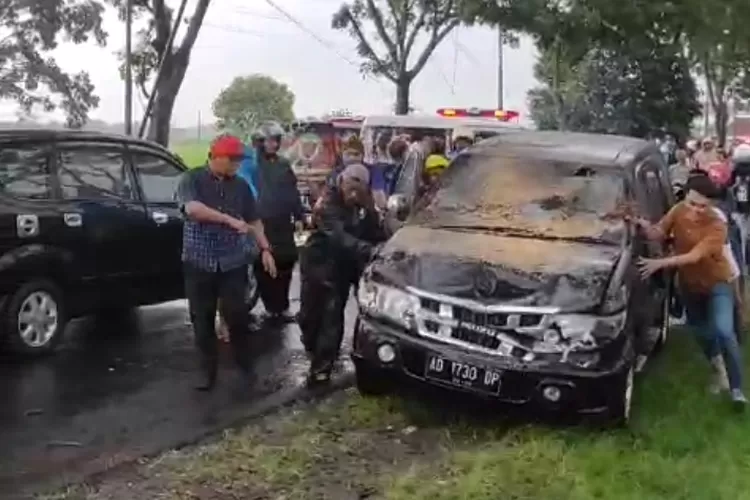 Kondisi mobil Isuzu Panther hitam berplat AD 1730 DP yang tertimpa pohon di Jalan Solo-Tawangmangu, Kelurahan Gayamdompo, Kecamatan Kabupaten Karanganyar. (Foto:Istimewa)