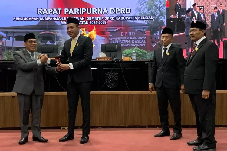 Empat pimpinan definitif DPRD Kendal periode 2024-2029 usai dilantik Jumat 04 oktober 2024.  (edi prayitno/kontributor kendal)