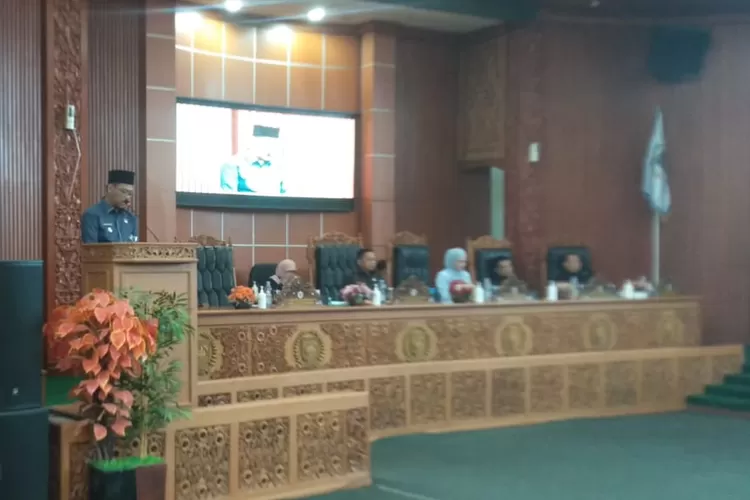 Wakil Walikota Depok, Imam Budi Hartono memberikan pandangan pada Sidang Paripurna yang berlangsung di Gedung DPRD Kota Depok, Kamis (22/2). (ANDIKA EKA/RADAR DEPOK)