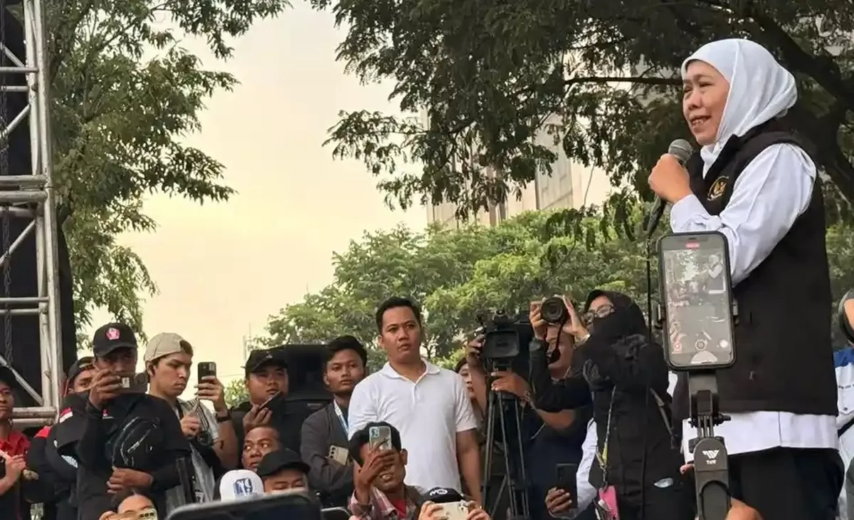 Gubernur Jawa Timur Khofifah Indar Parawansa saat menyapa para buruh di momentum Hari Buruh May Day di Tugu Pahlawan.