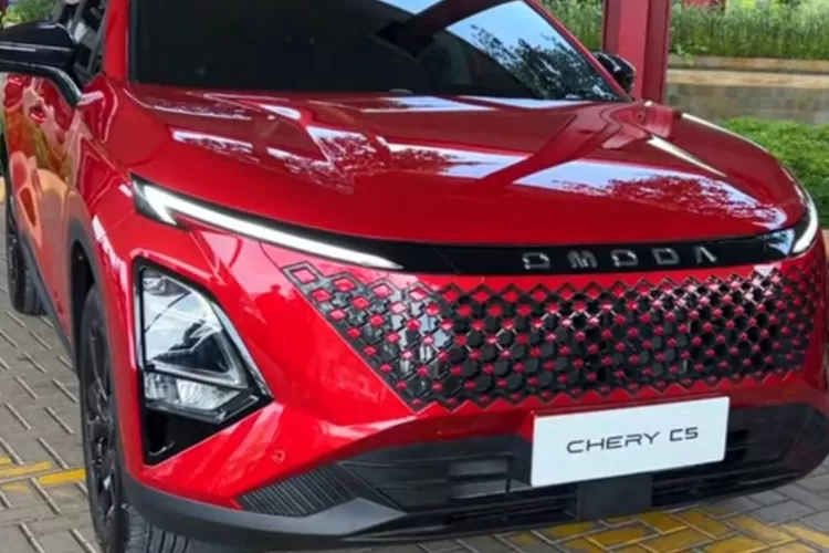 Chery Omoda 5 facelift (atau C5) merupakan penyegaran visual dan teknis yang menyeluruh, dengan tampilan modern, transmisi DCT, dan suspensi yang lebih halus, namun tetap mempertahankan jeroan tepercaya. (Tangkapan Layar YouTube AutonetMagz)