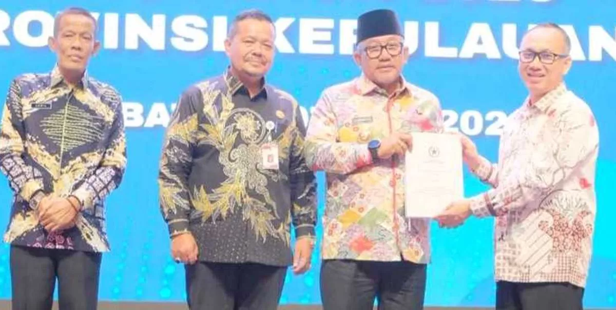 Walikota Tanjungpinang Lis Darmansyah menerima cindramata dalam kegiatan penguatan pemahaman pemerintah daerah terkait implementasi RAN PE.(Foto:Diskominfo Tanjungpinang)