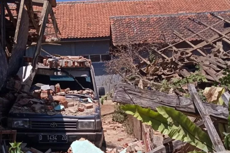 Reruntuhan bangunan warga di Pacet Kabupaten Bandung menimpa sebuah mobil akibat gempa bumi di kawsasan Kertasari Kabupaten Bandung, Rabu (18/9/2024). (ANTARA/HO-BBSA Pacet)