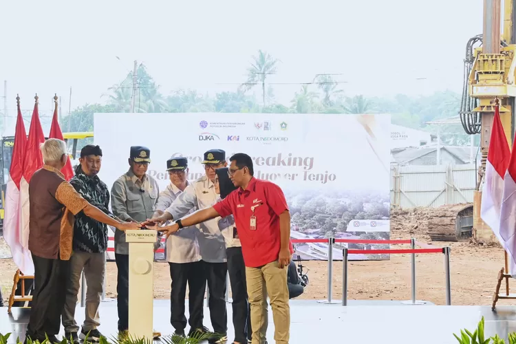 melakukan peletakan batu pertama (groundbreaking) flyover dan Jembatan Penyeberangan Orang (JPO) di Stasiun Tenjo, Kab. Bogor (Foto dok: Mentri Perhubungan)