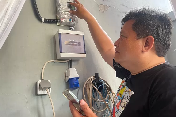 (Ilustrasi) Pelanggan memasukkan token listrik - Foto: Henri Lukmanul Hakim