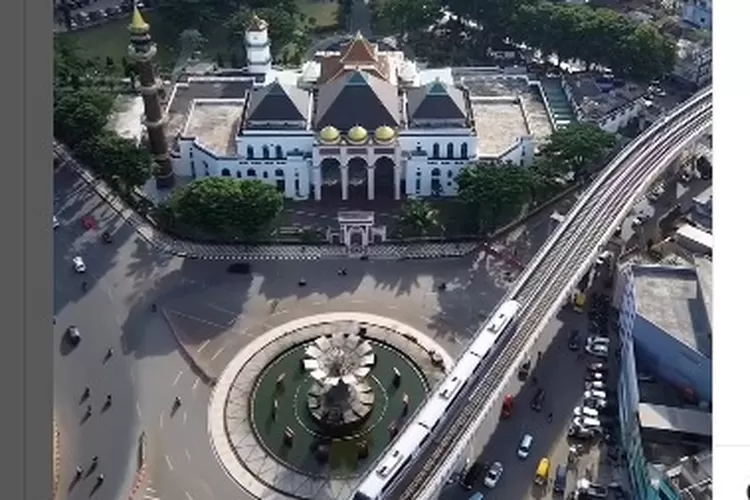 Bundaran air mancur di antara masjid agung dan jembatan ampera (tangkapan layar  instagram @pariwisatapalembang)