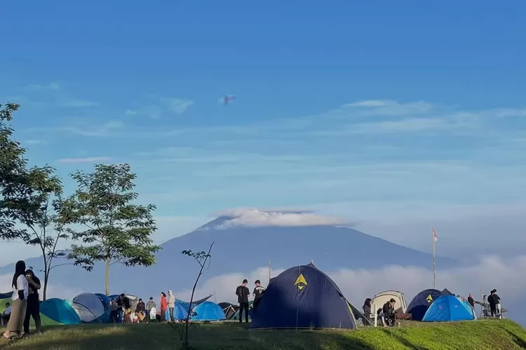 Suasana pagi di area Camp dengan panorama gunung yang memukau (Foto/Instagram @puncakhalimuncamp)