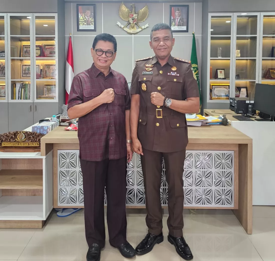 SANTAI: Irianto Lambrie dan Kajari Samarinda, Firmansyah, Selasa, 28 Oktober 2025. (ISTIMEWA)