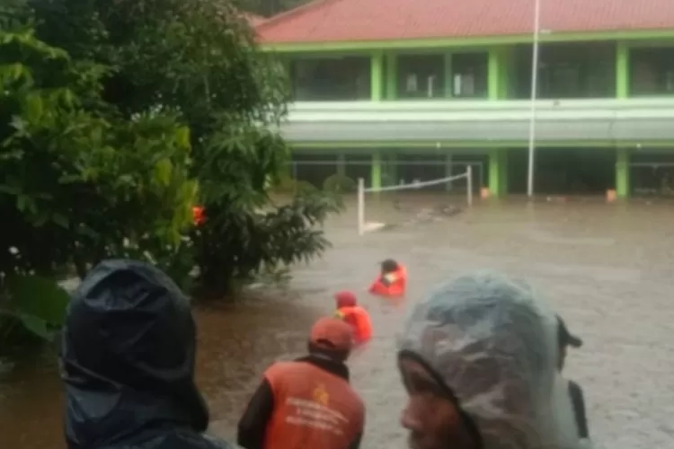 Hujan Akibatkan Kali Ciliwung Meluap, 33 RT Di DKI Jakarta Terendam ...