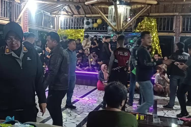 Polisi saat menggerebek dugaan pesta gay di salah satu vila di Puncak Bogor, tepatnya di Kecamatan Megamendung, Kabupaten Bogor. (Ist)