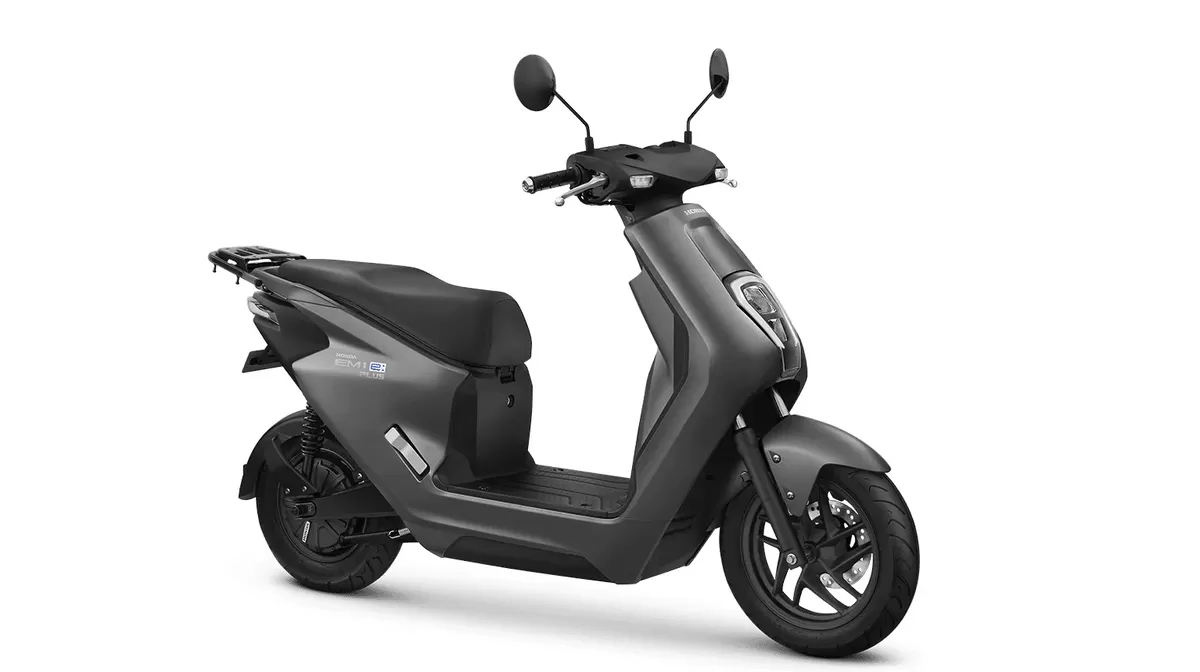 Honda EM1 e: Tipe Plus dirancang khusus bagi pengendara aktif urban yang membutuhkan fungsionalitas dan daya angkut ekstra .