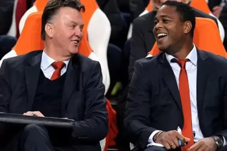 Louis van Gaal (kiri) dan Patrick Kluivert (kanan) dikabarkan bakal membesut Timnas Indonesia. (Marca)