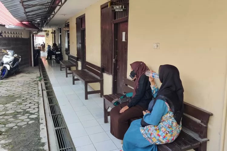 LAPOR : Para nasabah KSPPS BMT Mitra Umat Pekalongan ketika melaporkan permasalahan yang dihadapinya ke Polres Pekalongan Kota. (KONTENJATENG.COM/Arif Prayoga)