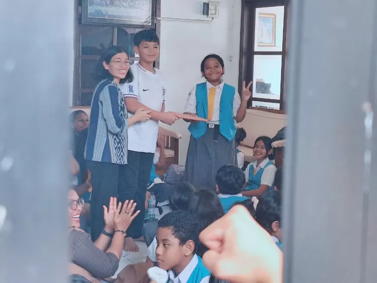 Siswi Kelas 5 C SD Kwitang 8 PSKD Kota Depok, Arcelia Kelmanutu saat menyerahkan hadiah ke salah satu anak Panti Asuhan Fransiskus Asisi