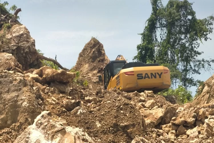 Alat berat excavator melakukan penggalian material tambang di wilayah Morowali, Sulteng (Ist/Metrosulteng)