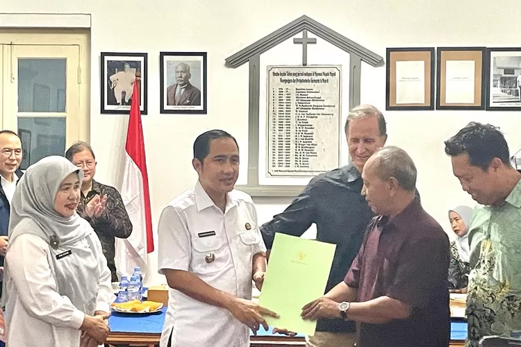 Prosesi : Pemberian insentif Pajak Bumi dan Bangunan (PBB) di Yayasan Lembaga Cornelis Chastelein (YLCC), Kelurahan Depok, Kecamatan Pancoranmas, Rabu (16/4). (RISKY DWI LESTARI/RADAR DEPOK)