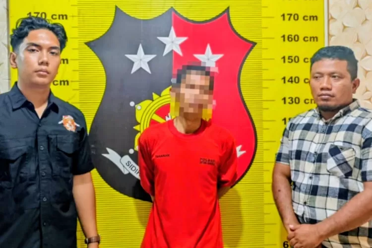 Pelaku pencurian hasil kebun yang diamankan Polsek Batang Angkola, Selasa (16/9/2025). (Foto : Realitasonline / Riswandy)