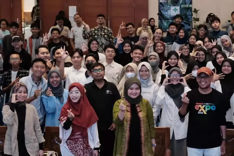 Wakil Walikota Depok, Imam Budi Hartono (paling kanan depan) bersama peserta Festival Kaum Muda Green Community Influencer Kota Depok yang digagas Plan Indonesia dan Pemkot Depok di Aula Serbaguna Gedung Dibaleka 2 Balaikota Depok, Minggu (9/6). (PEMKOT DEPOK)