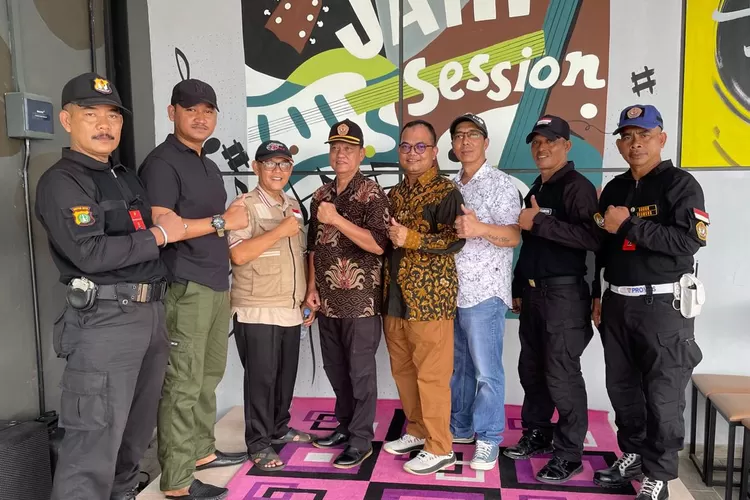 Kapospol Sukamaju, Bripka Irwan AR saat menghadiri pembukaan De Maree Cafe dan Steak di Jalan Perumumahan Villa Pertiwi, Kelurahan Sukamaju, Kecamatan Cilodong, Kota Depok, beberapa waktu lalu. (AGNESYA WIANDA/RADAR DEPOK)