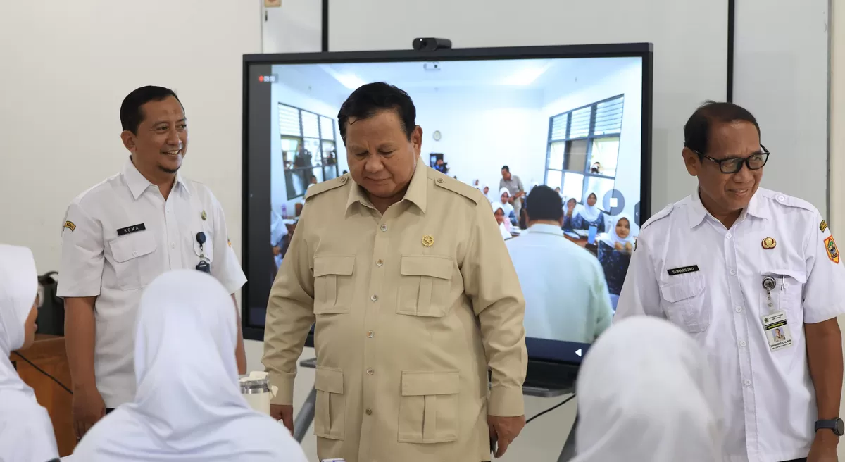 Presiden Prabowo Subianto meninjau langsung hasil revitalisasi SMAN 1 Cilacap di Desa Donan, Kabupaten Cilacap, Jawa Tengah, Rabu (29/4/2026). (Kalimantansatu.com/Dok. Bakom RI)