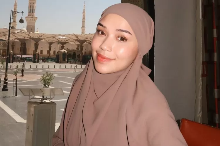 Selebgram Lula Lahfah laksanakan ibadah umrah pada tahun 2024 (Foto: Gorajuara/ Instagram/ @lulalahfah)