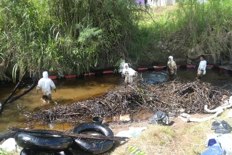 Tim tanggap darurat PT Vale menyisir aliran sungai membersihkan sisa-sisa minyak (Ist/Vale)