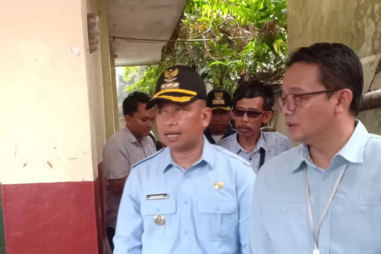 Kepala SDN Cisalak Pasar 3, Yadi Yusriadi mendampingi Walikota Depok, Supian suri meninjau gedung sekolah, Selasa (9/9/2025).&nbsp; (ANDIKA EKA/RADAR DEPOK)