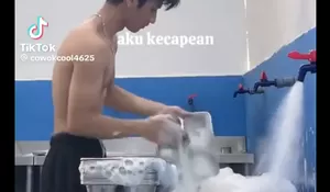 Pegawai SPPG Cuci Ompreng Bertelanjang Dada, Netizen: Pantes Keracunan!