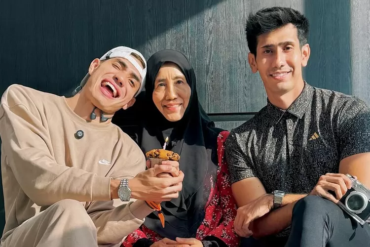 Aisar Khaled rayakan ulang tahun ibunda bersama kakaknya (Foto: Gorajuara/ Instagram/ @aisar_khaledd)