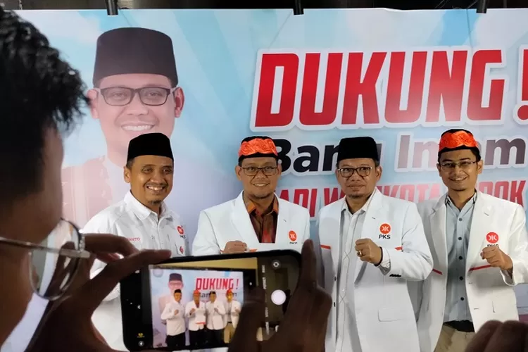 Ketua DPD PKS Kota Depok, Imam Budi Hartono bersama pengurus PKS Depok foto bersama selepas acara deklarasi Pilkada Depok 20204, di Hotel Bumi Wiyata Depok, Rabu (25/4). (FAHMI/RADAR DEPOK)