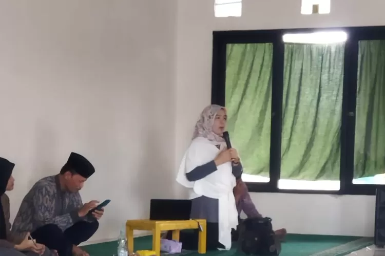 Eny Usmawati, M.Pd (Widyaiswara Kemendikbud dan Ristek) dan Waspada (KPAD Kabupaten Bogor) tengah berikan materi. (Jalil/Bogor Times)