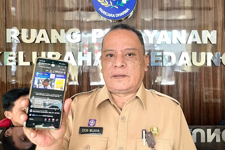 Lurah Kedaung, Dion Wijaya yang tengah mengimbau trobosan Pelayanan Kelurahan Kedaung baru nya lewat streaming tiktok di Aula Kelurahan Kedaung, Kecamatan Sawangan,&nbsp; Senin (14/7). (RISKY DWI LESTARI/RADAR DEPOK)