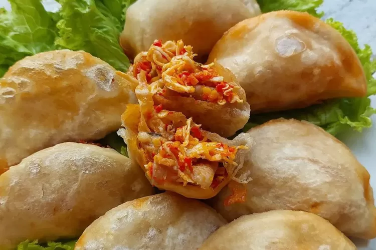 Cireng isi ayam dengan kulit kenyal dan isian ayam gurih, siap disajikan dengan sambal kacang pedas