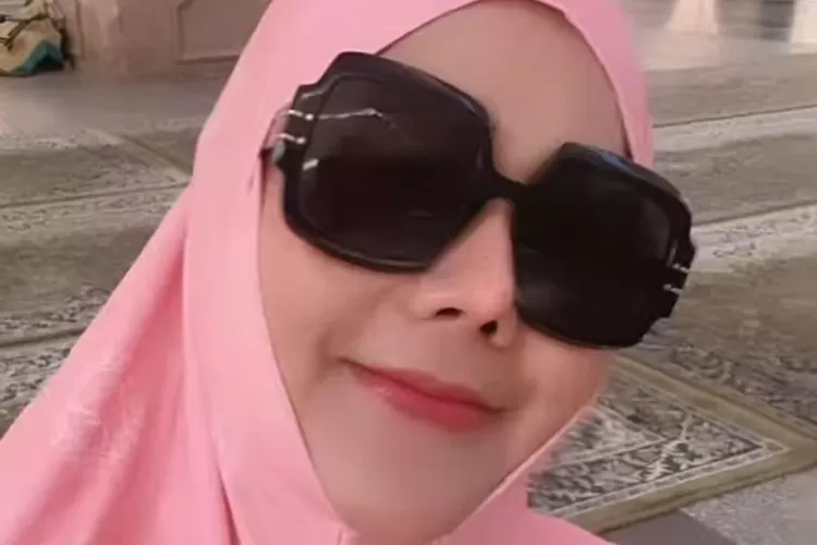 Isa Zega disorot usai berpakaian seperti perempuan saat umrah (Foto: Gorajuara/ Instagram/ @paparich666)